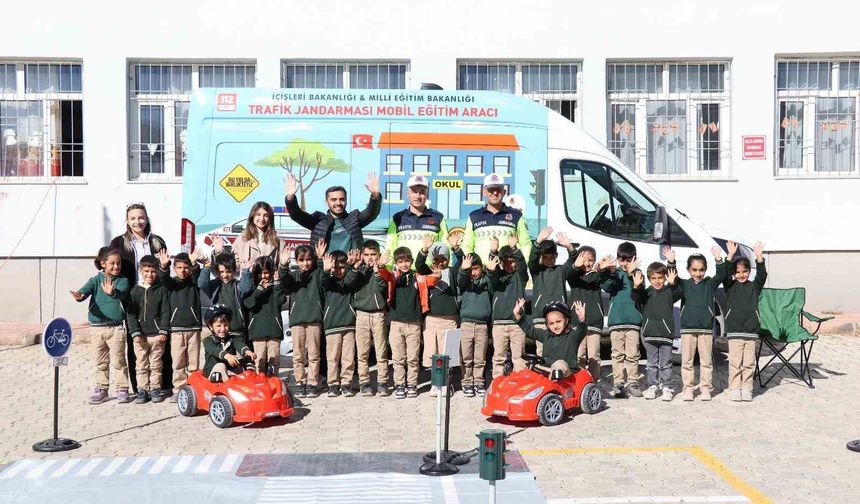 Çatak’ta öğrencilere uygulamalı trafik güvenliği eğitimi