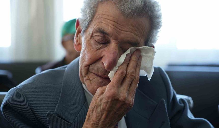 Huzurevinde öğrencilerden emekli öğretmenlere gönülleri ısıtan sürpriz