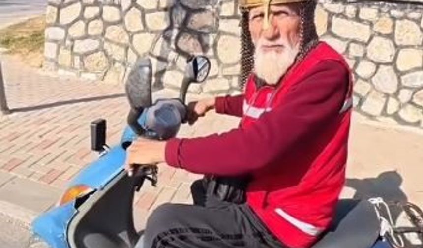 Kask yerine miğfer takan dede görenleri şaşırttı