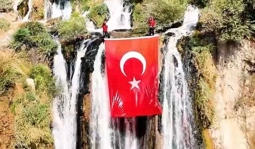 Muradiye Şelalesi’nde Türk bayrağı dalgalandı