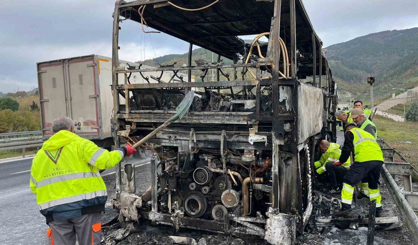 Ortaokul öğrencilerini taşıyan otobüs alevlere teslim oldu