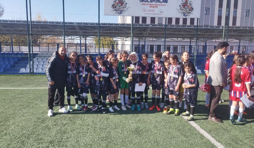 Özalplı kız futbol takımı il birincisi oldu