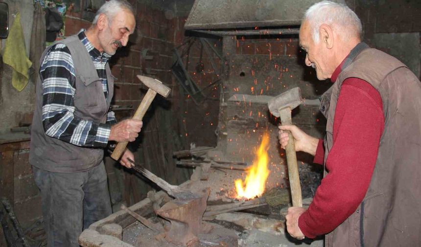 Patan Kardeşler, Babadan Kalan 100 Yıllık Ocakta Demiri İşlemeye Devam Ediyor
