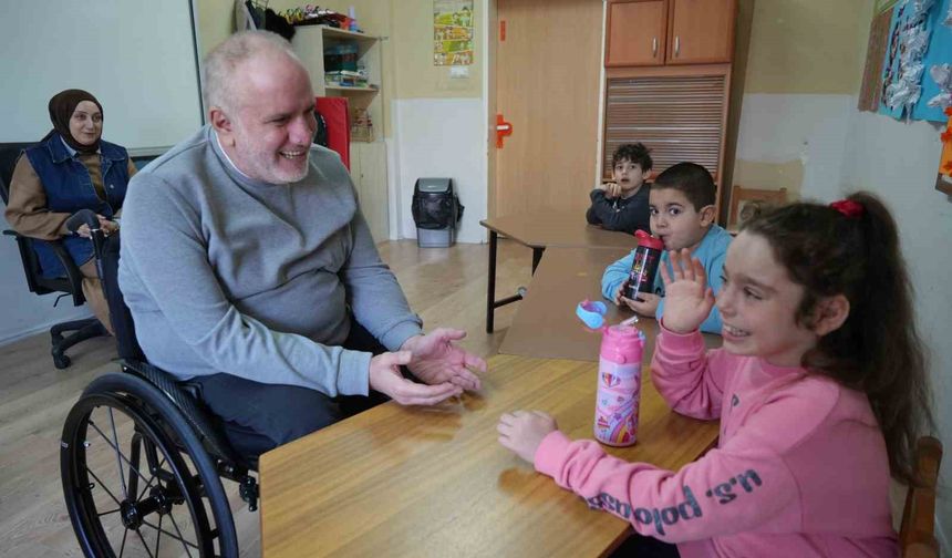 Tekerlekli sandalyeli öğretmen, özel öğrencilere rehber oluyor