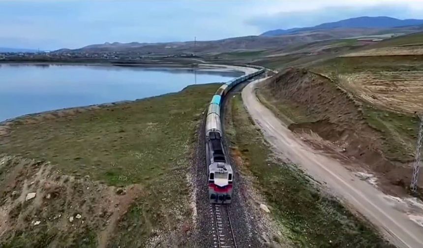 Van-İran Seferi Yapan Yük Treni, Erçek Gölü’nde Kartpostallık Görüntüler Oluşturuyor