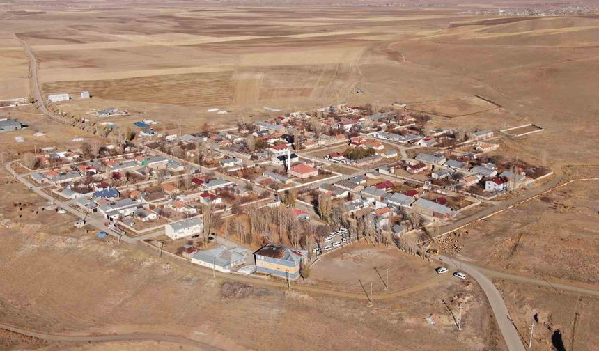 Van’ın Özalp ilçesinde simetrik yapılar sonbahar güzelliğiyle büyülüyor