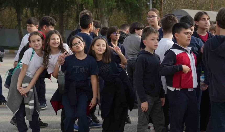 Yürüyüşü ile fenomen olan öğretmene sürpriz