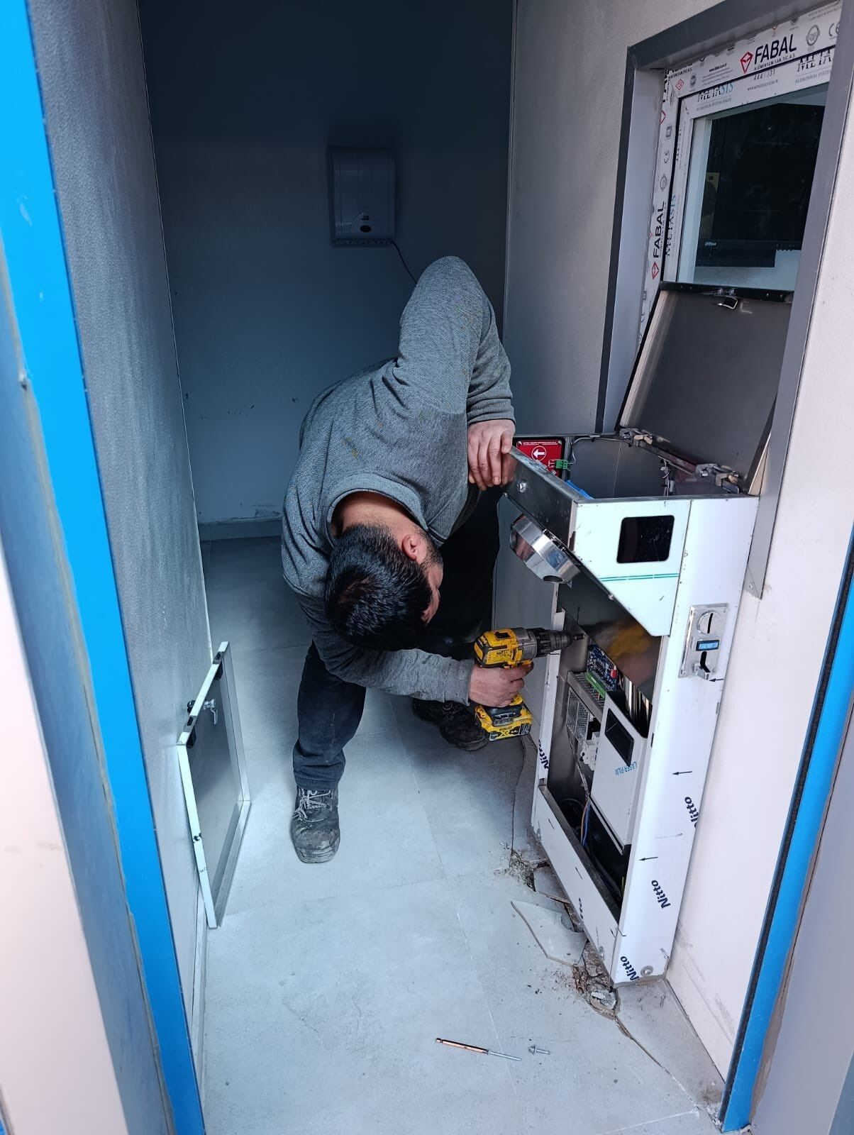 H E K Ua4W W U A A0 C M N