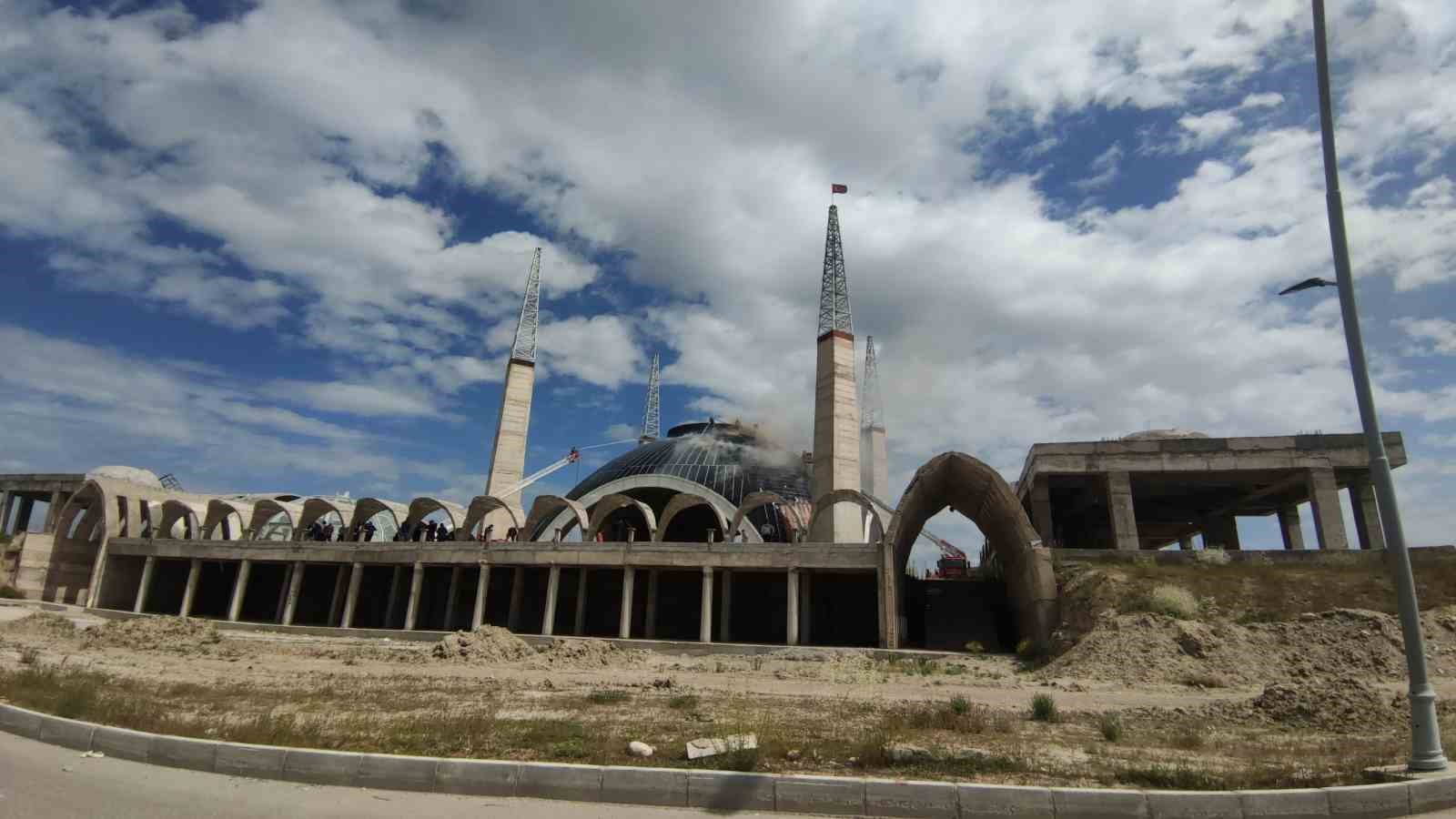 Van’da inşaat halindeki camide yangın