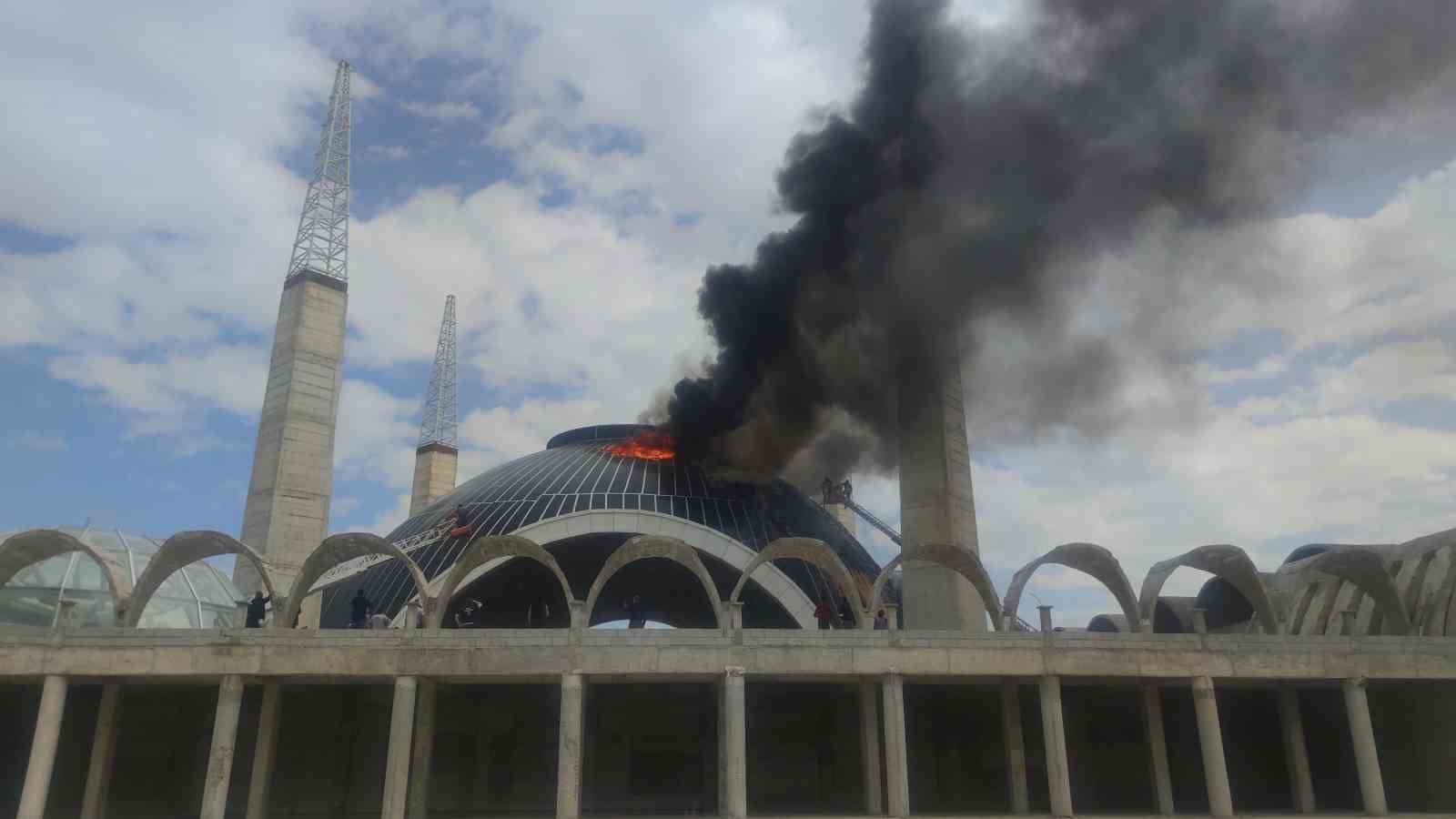 Van’da inşaat halindeki camide yangın