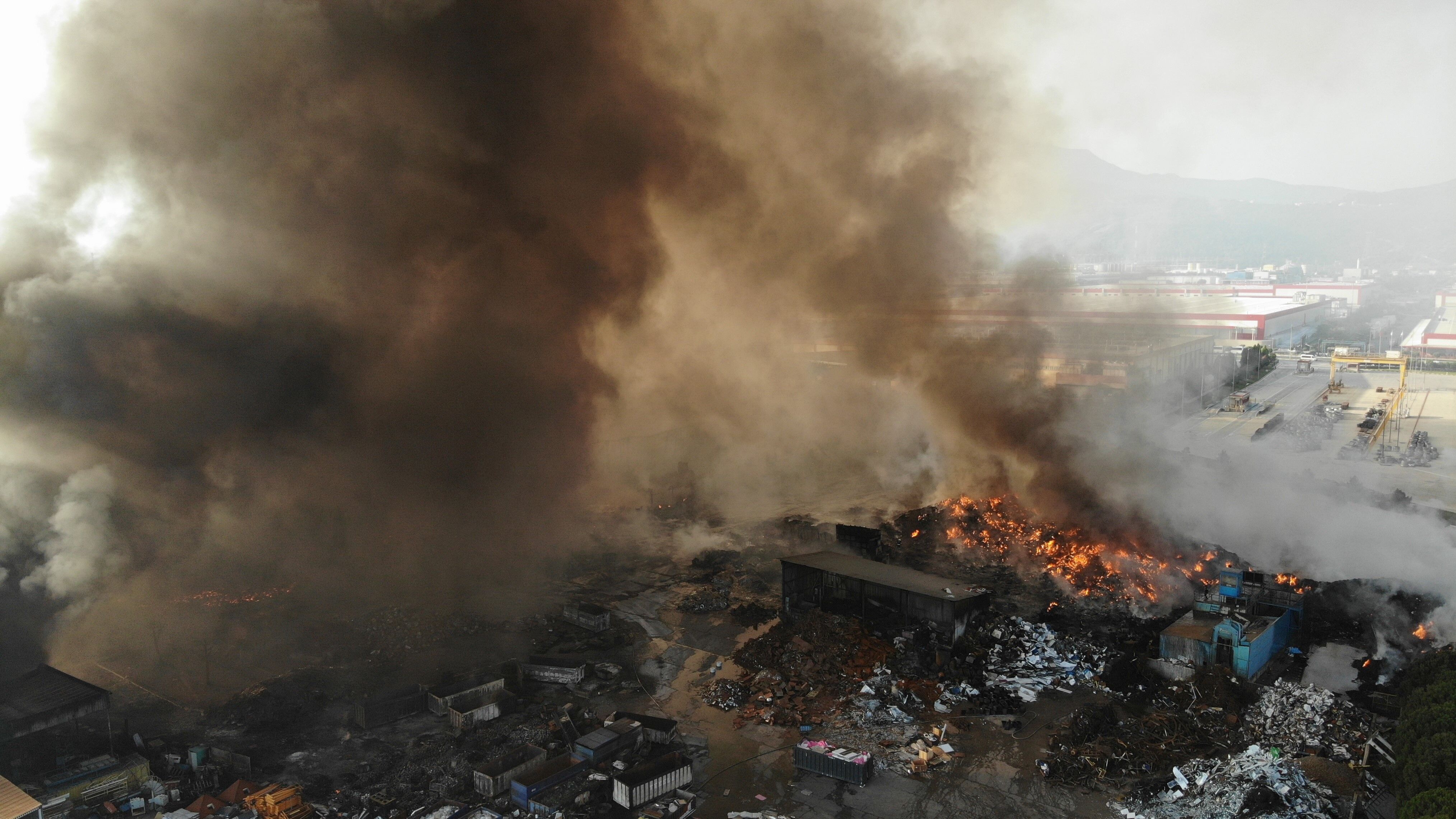 Manisa'daki fabrika yangını 19 saat sonra kontrol altına alındı