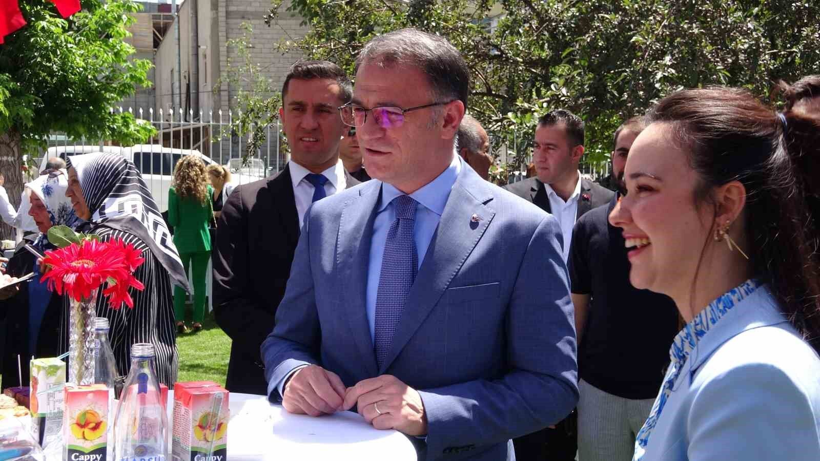 Van’da resmi bayramlaşma töreni