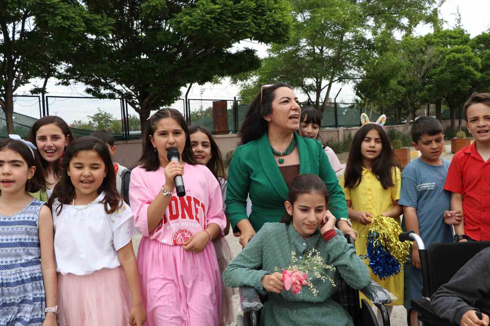 Bir yıl boyunca topladığı atık plastiklerle, mezun ettiği öğrencisine tekerlekli sandalye aldı