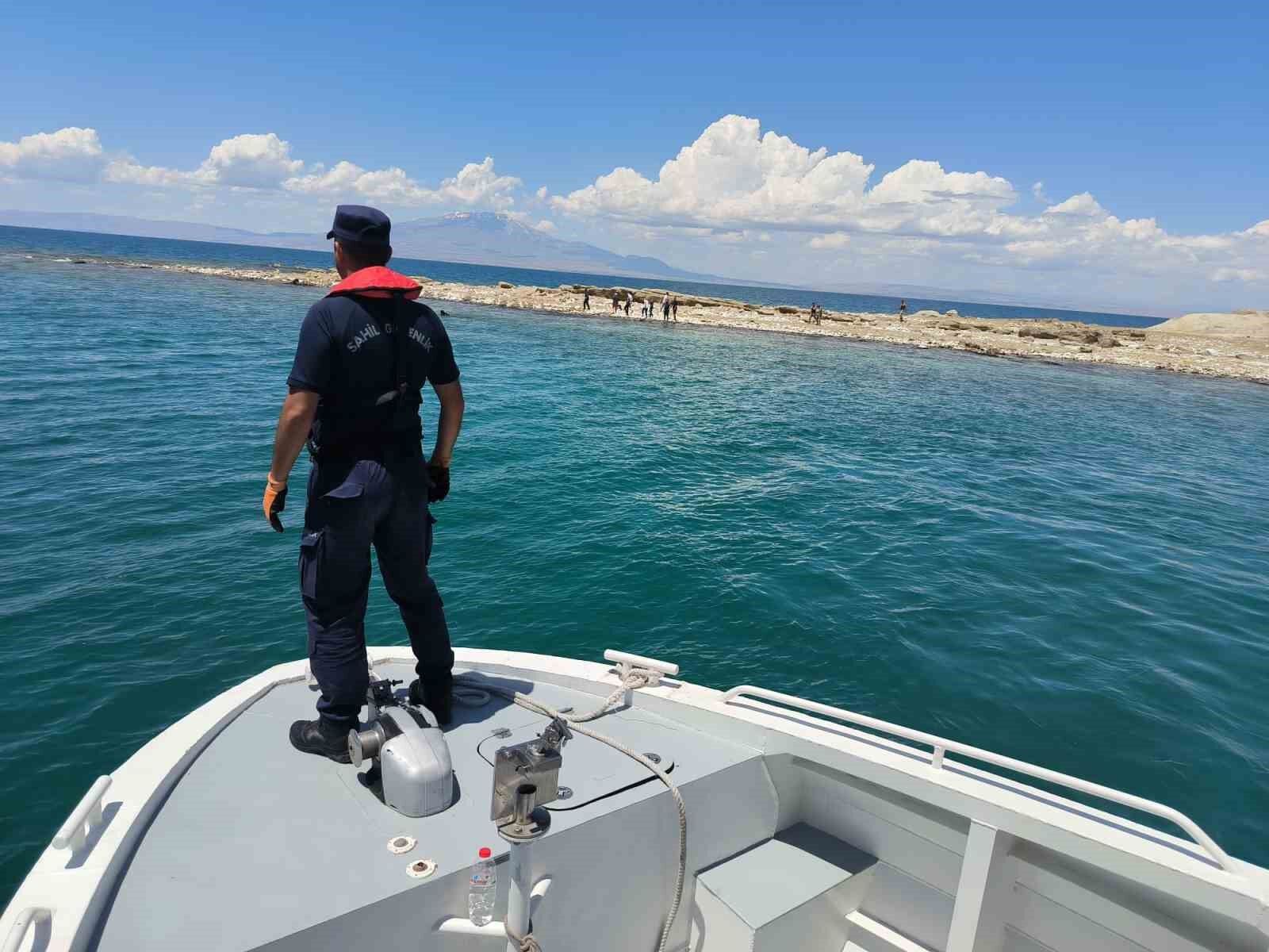 Serinlemek için Van Gölü’ne giren 2 kişi boğuldu