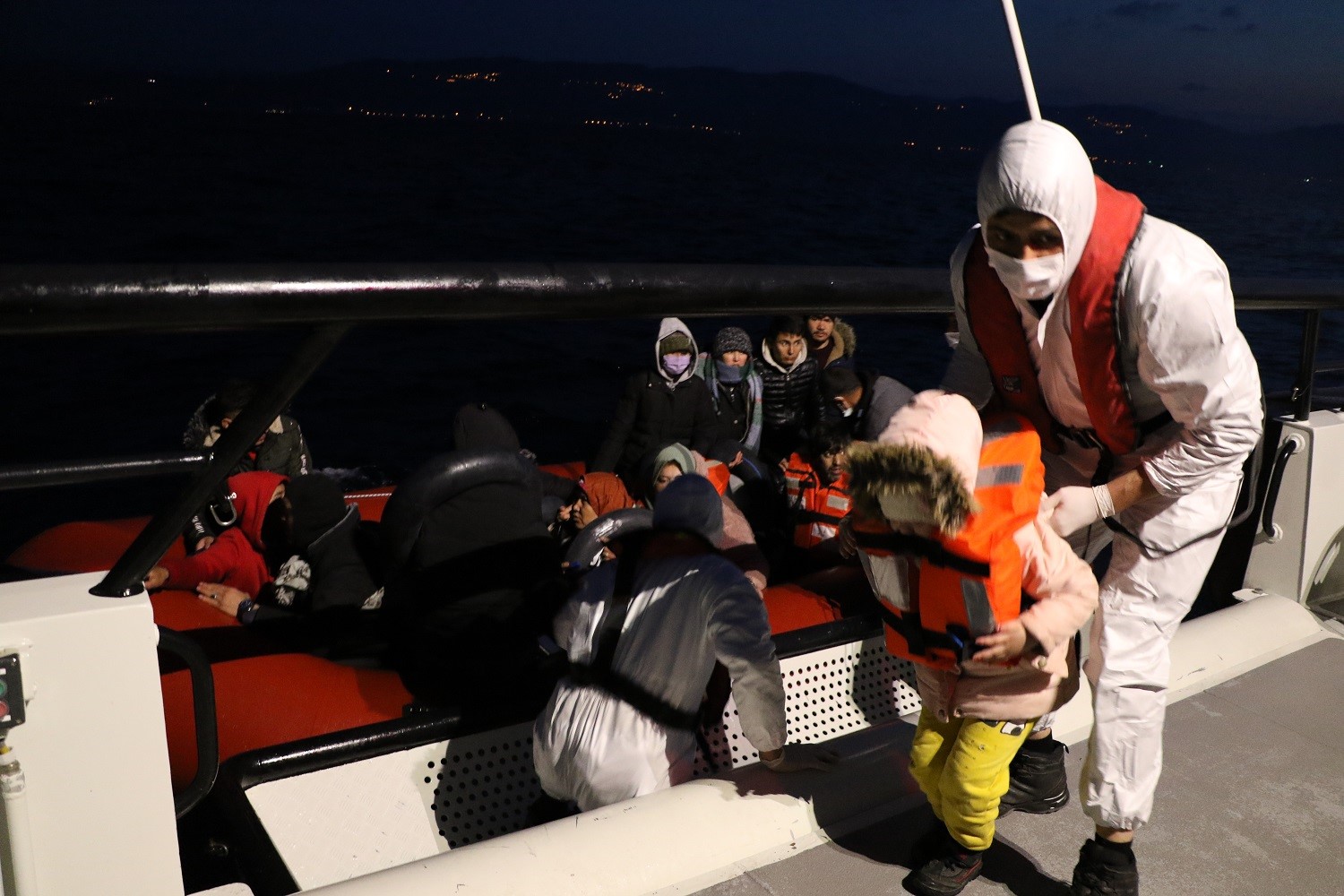 Sahil Güvenlik, ilk 5 ayda Çanakkale açıklarında 953 kaçak göçmen yakaladı