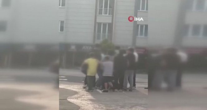 İstanbul'da ilginç trafik kavgası kamerada: Silecekle sürücüye saldırdı