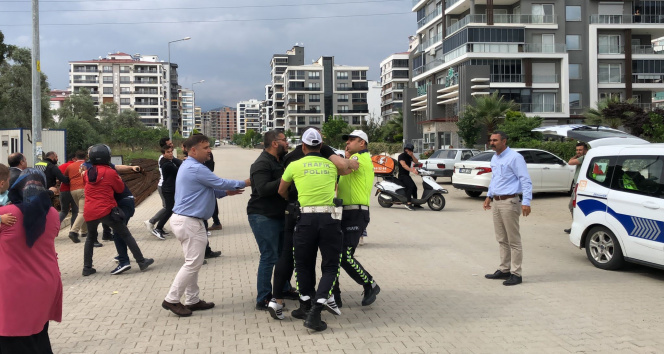 İstanbul'da ilginç trafik kavgası kamerada: Silecekle sürücüye saldırdı