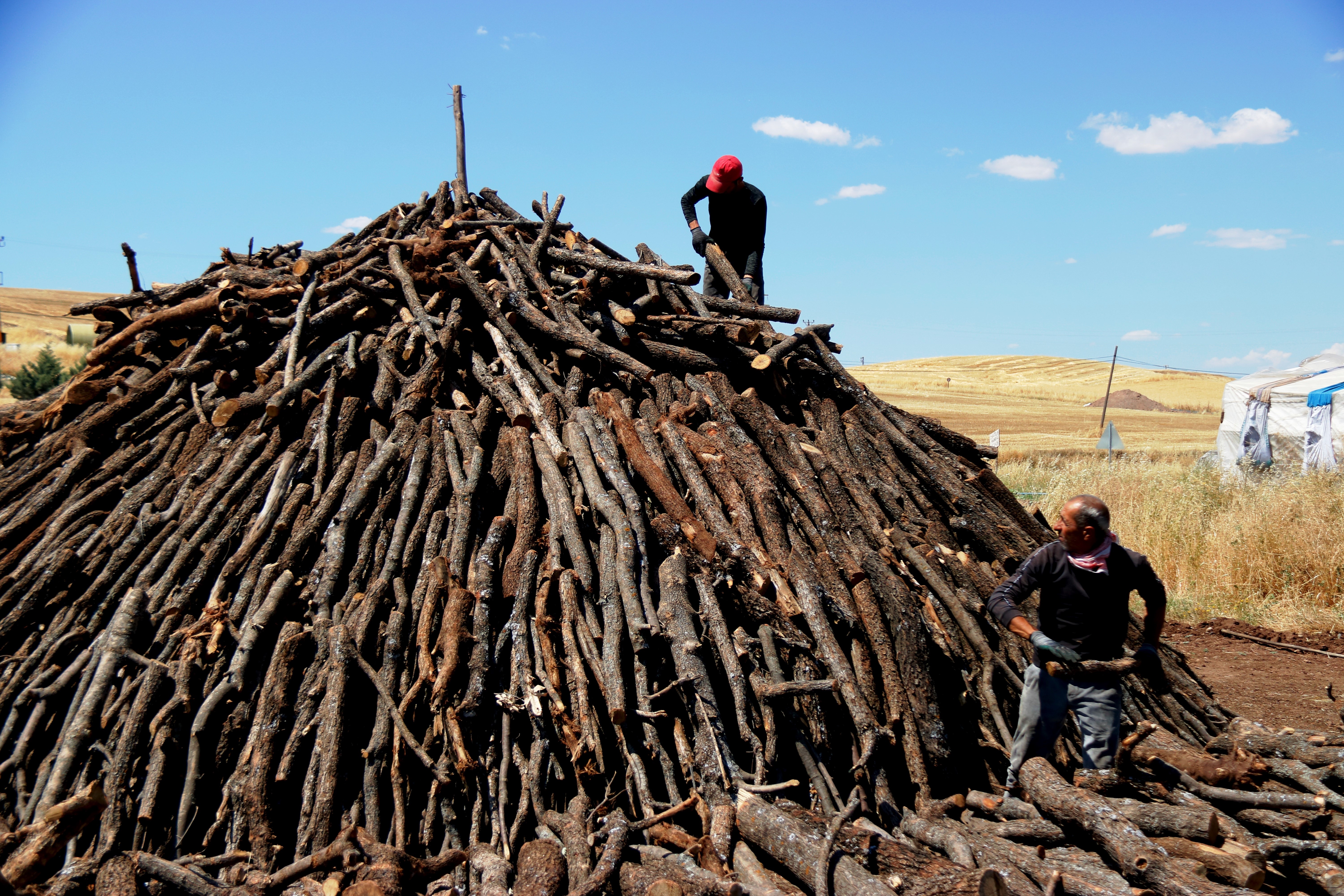 Diyarbakır sıcağında alın teri döken işçiler, ateş karşısında mangal kömürü üretiyor
