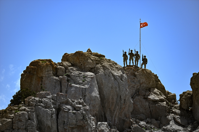 Komandolar 'Karataş Çukurları'nı teröristlerden temizledi! Mağaralardan neler çıktı neler