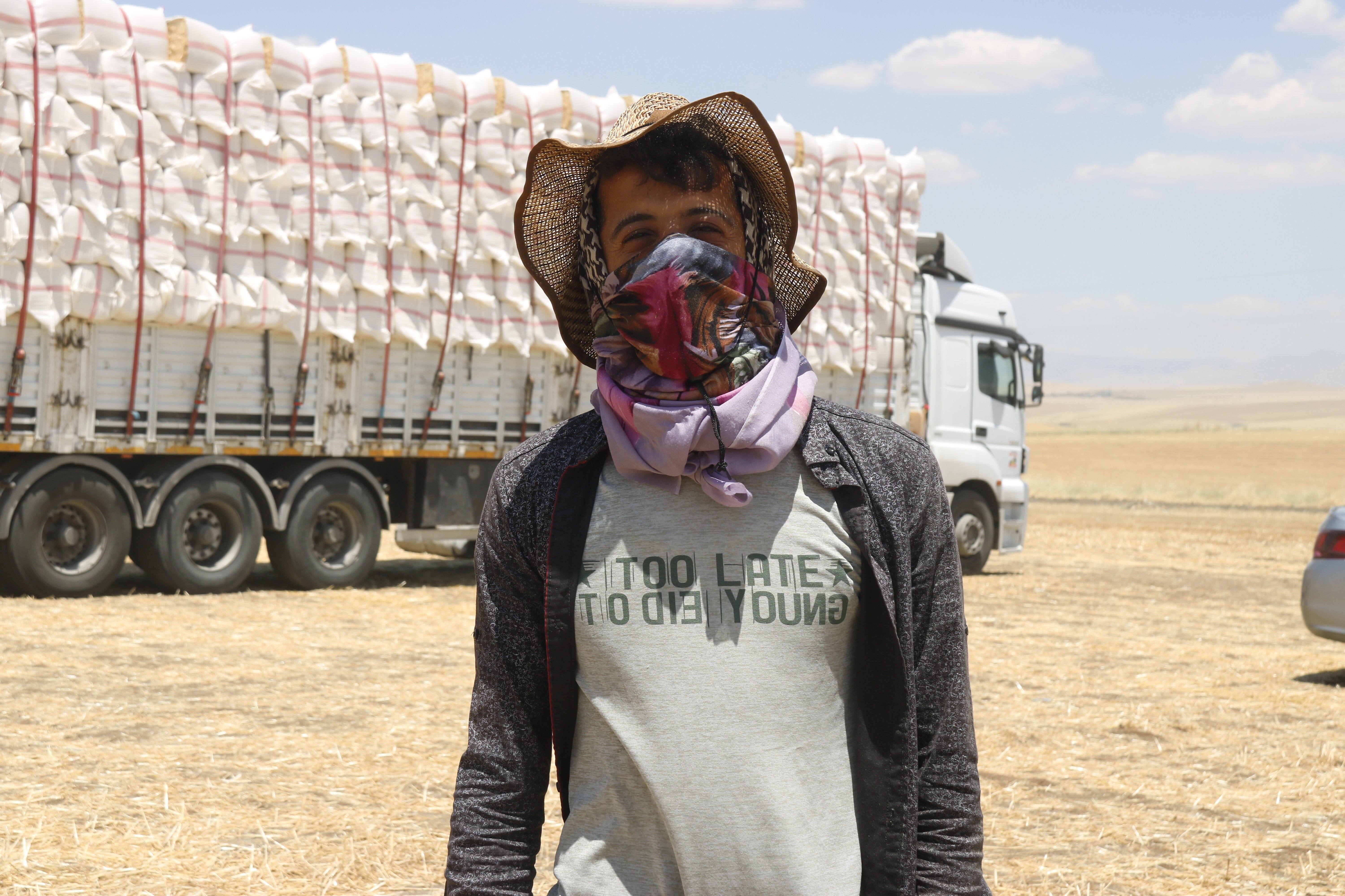 Diyarbakır’da hava sıcaklığı 35 derece üzeri gösterirken onlar tonlarca saman presliyor