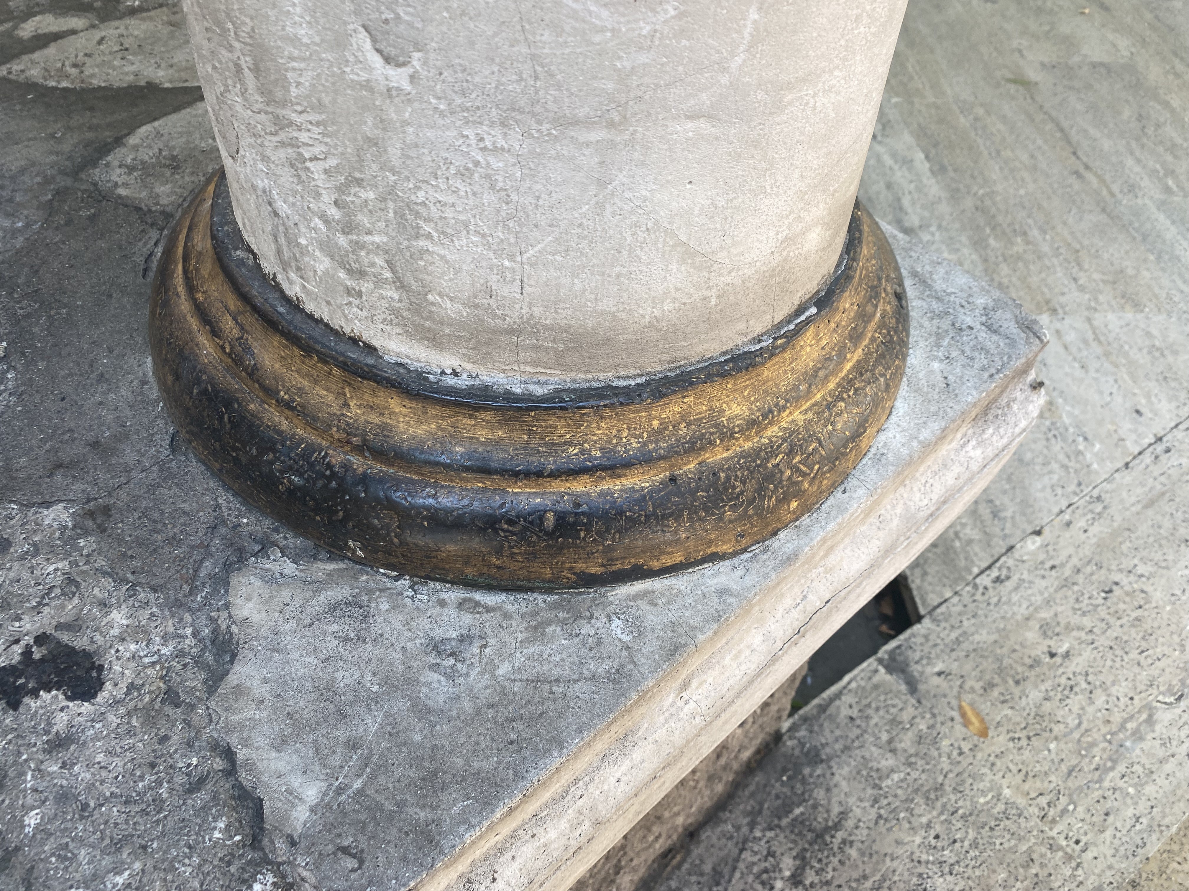 Tarihi açık hava arşivi: Cami sütunlarındaki bilezik yazıları