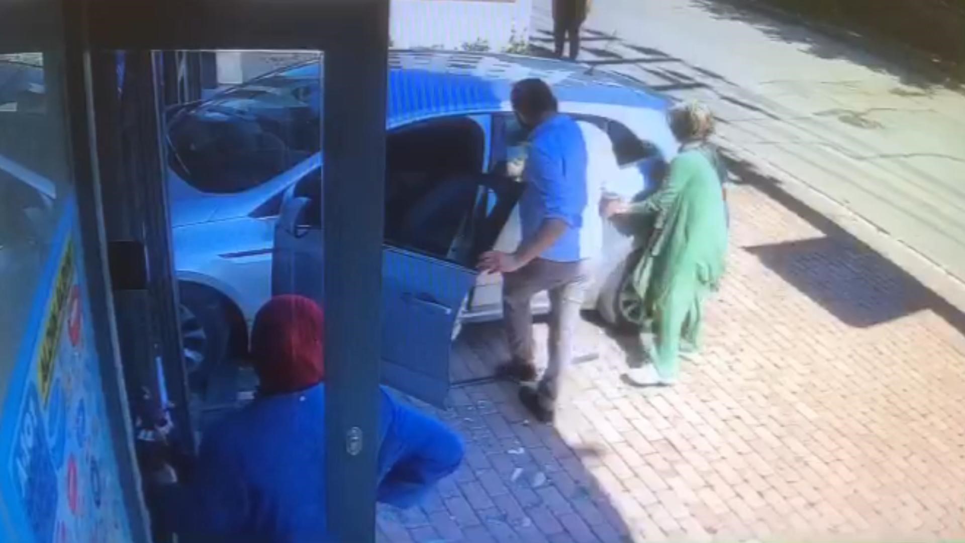 Otomobil markete daldı, o anlar saniye saniye güvenlik kamerasına yansıdı