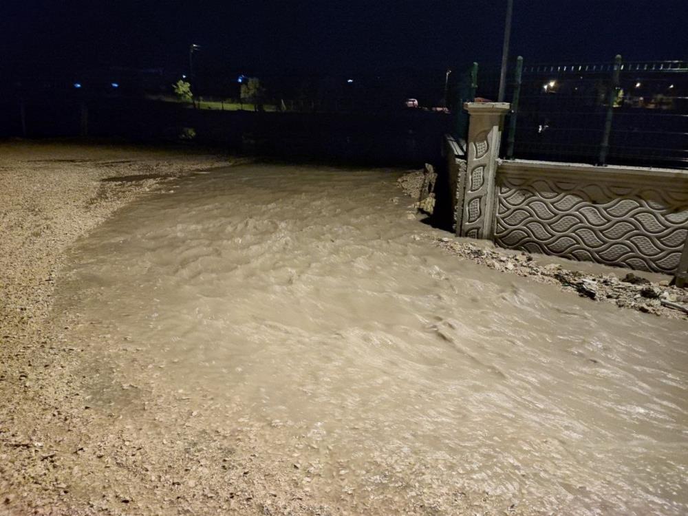 Amasya’da sağanak nedeniyle gölet taştı, sokaklar dereye döndü
