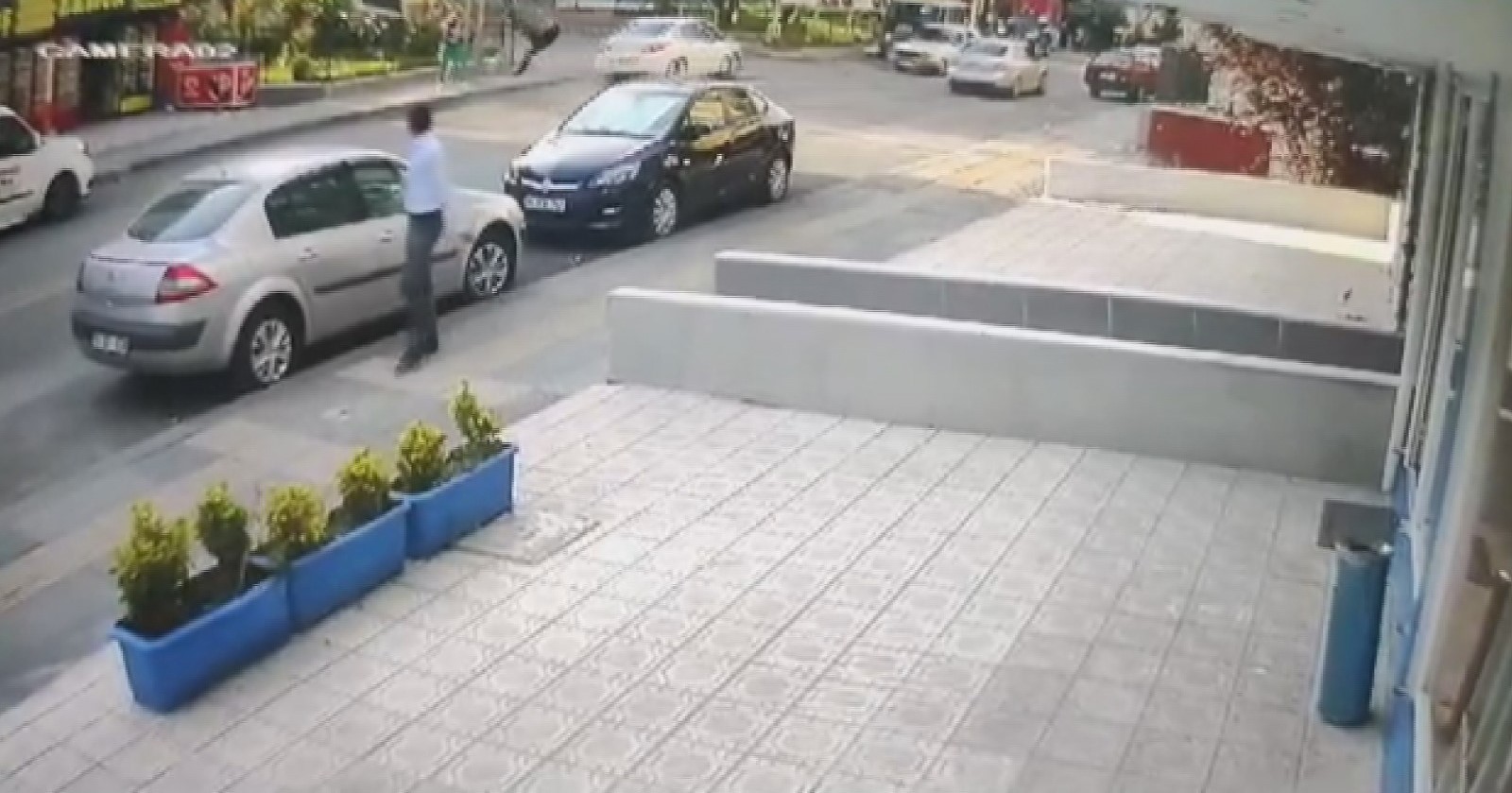 Yolda gördüğü husumetlisini aracıyla ezdi, dehşete düşüren kaza kameralara yansıdı