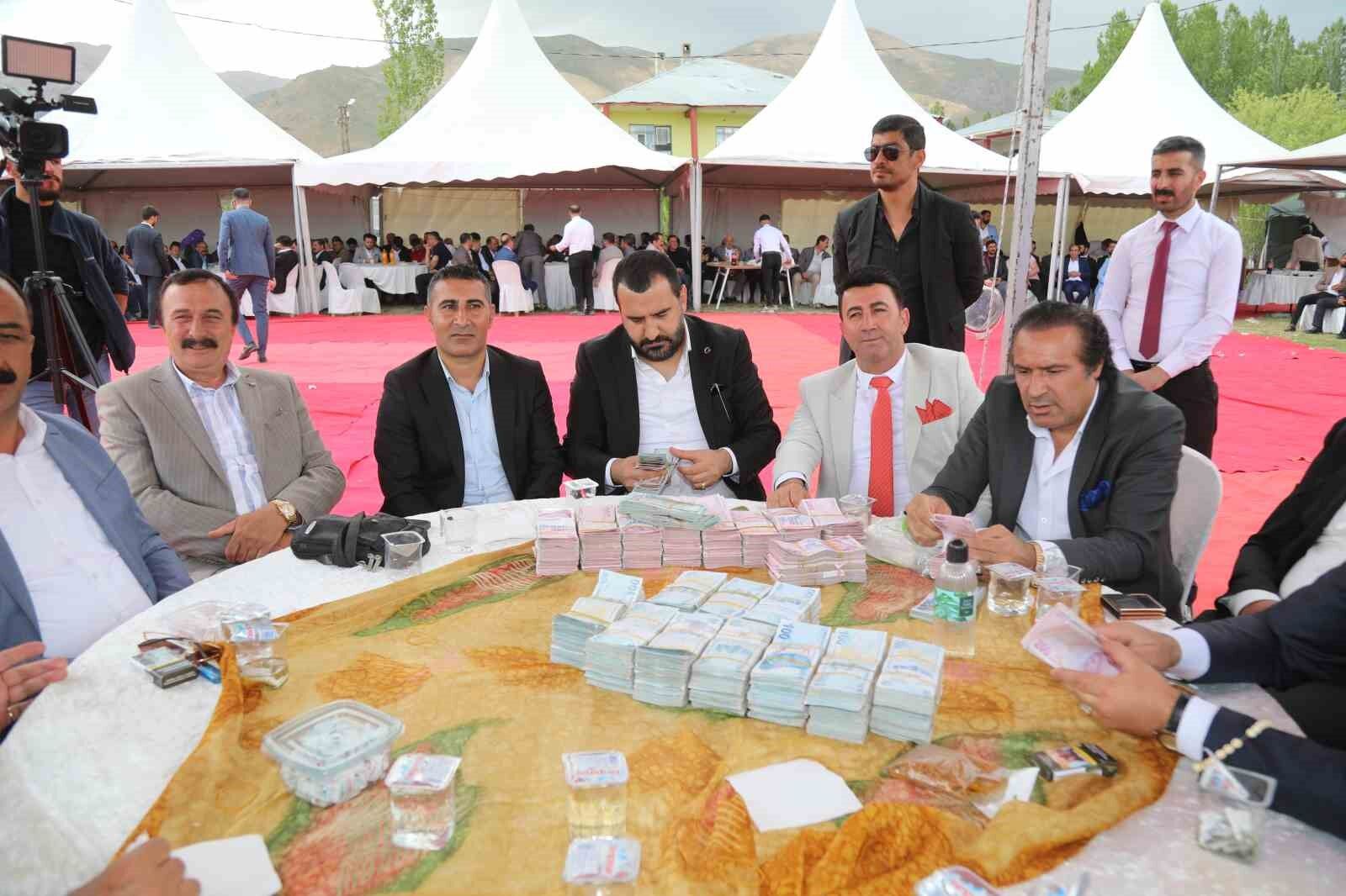 Aşiret düğününde geline 4 kilo altın, damada 6 milyon TL takıldı