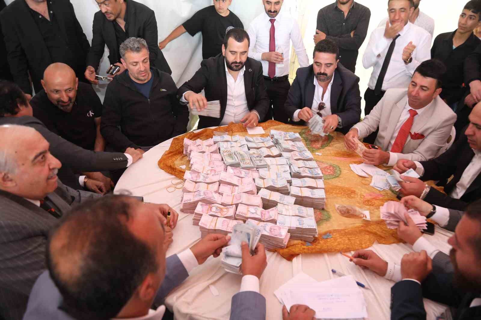 Aşiret düğününde geline 4 kilo altın, damada 6 milyon TL takıldı