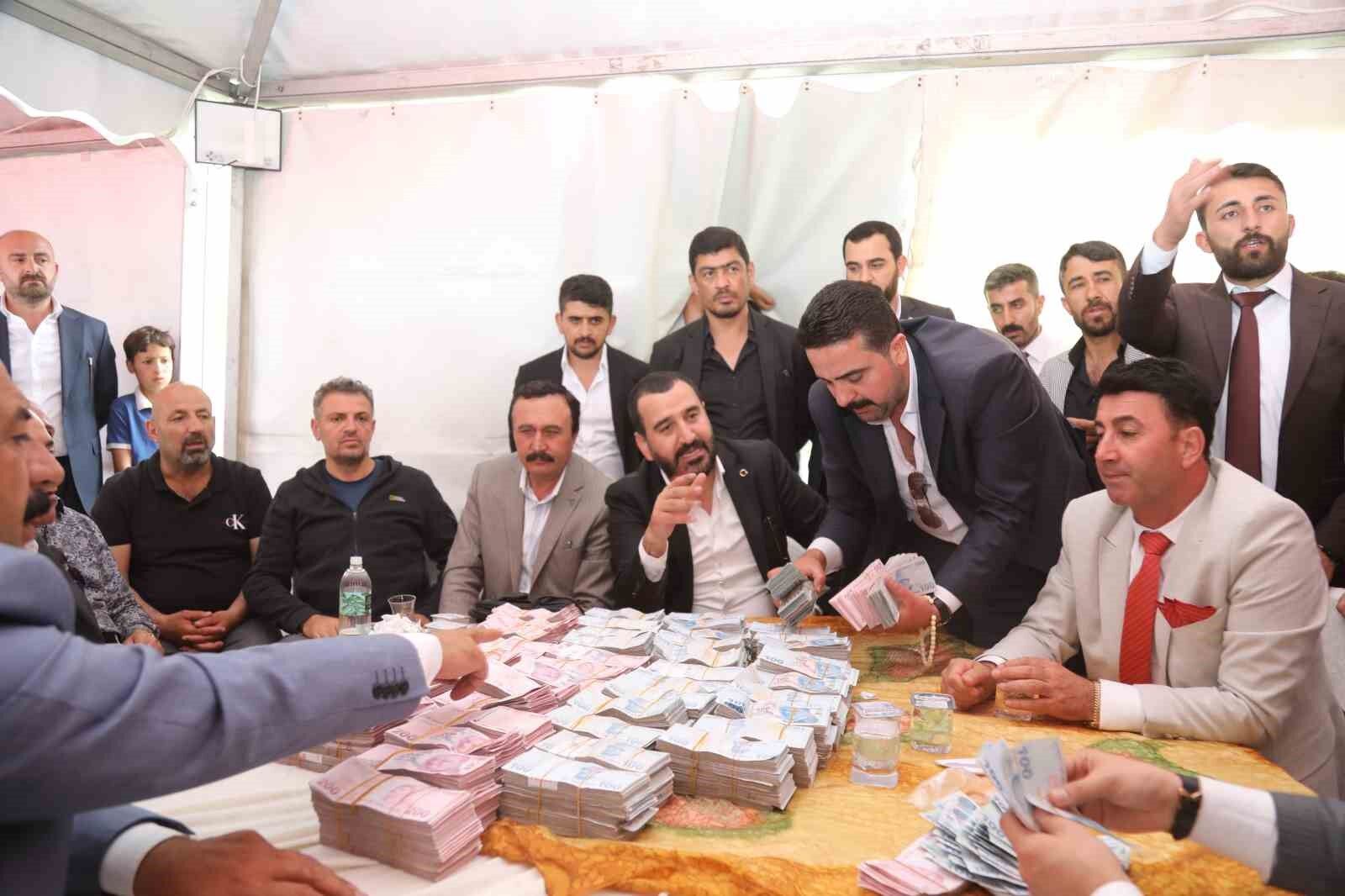 Aşiret düğününde geline 4 kilo altın, damada 6 milyon TL takıldı