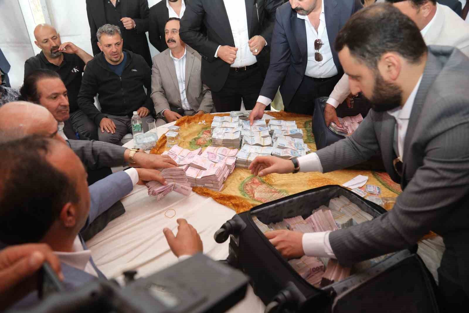 Aşiret düğününde geline 4 kilo altın, damada 6 milyon TL takıldı