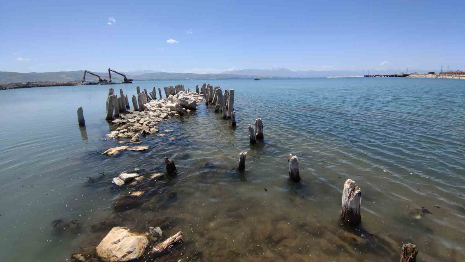 Van Gölü’nde balçık temizliği sonrası 100 yıllık iskele tamamen ortaya çıktı