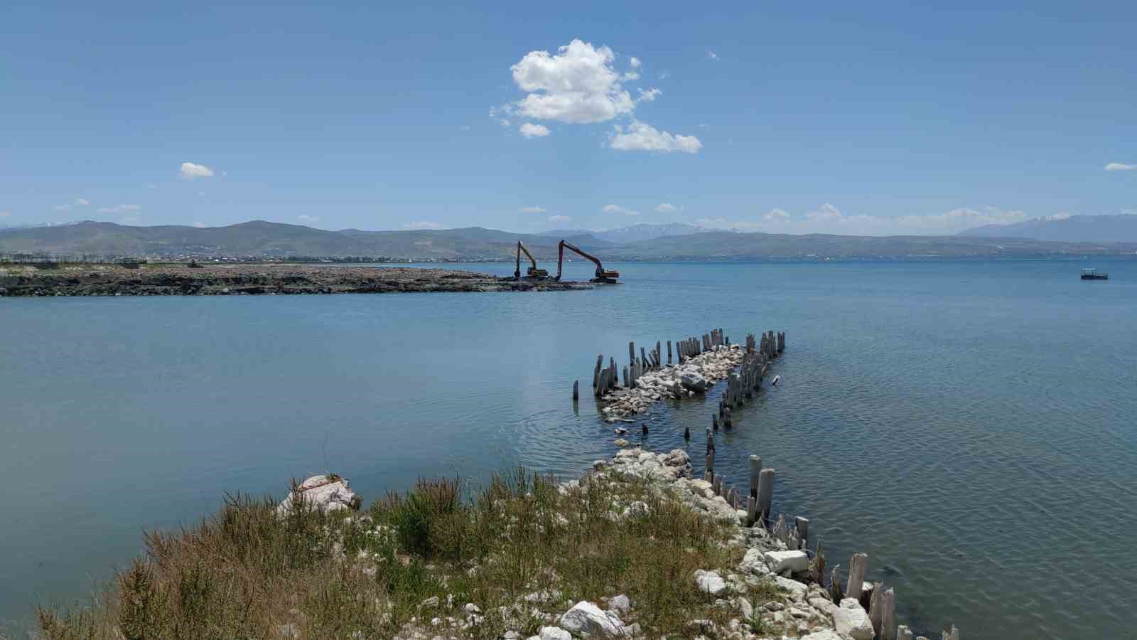 Van Gölü’nde balçık temizliği sonrası 100 yıllık iskele tamamen ortaya çıktı