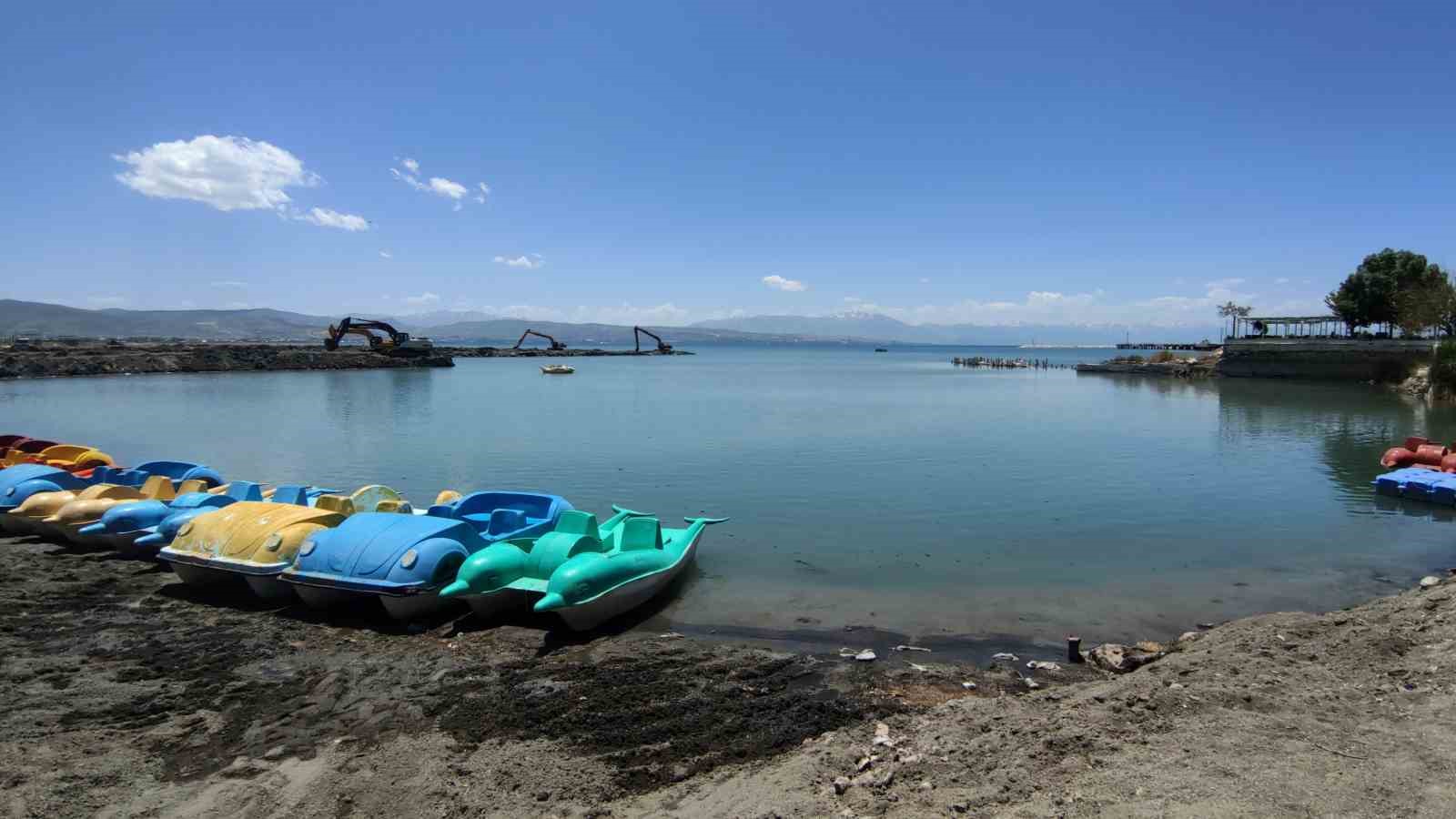 Van Gölü’nde balçık temizliği sonrası 100 yıllık iskele tamamen ortaya çıktı