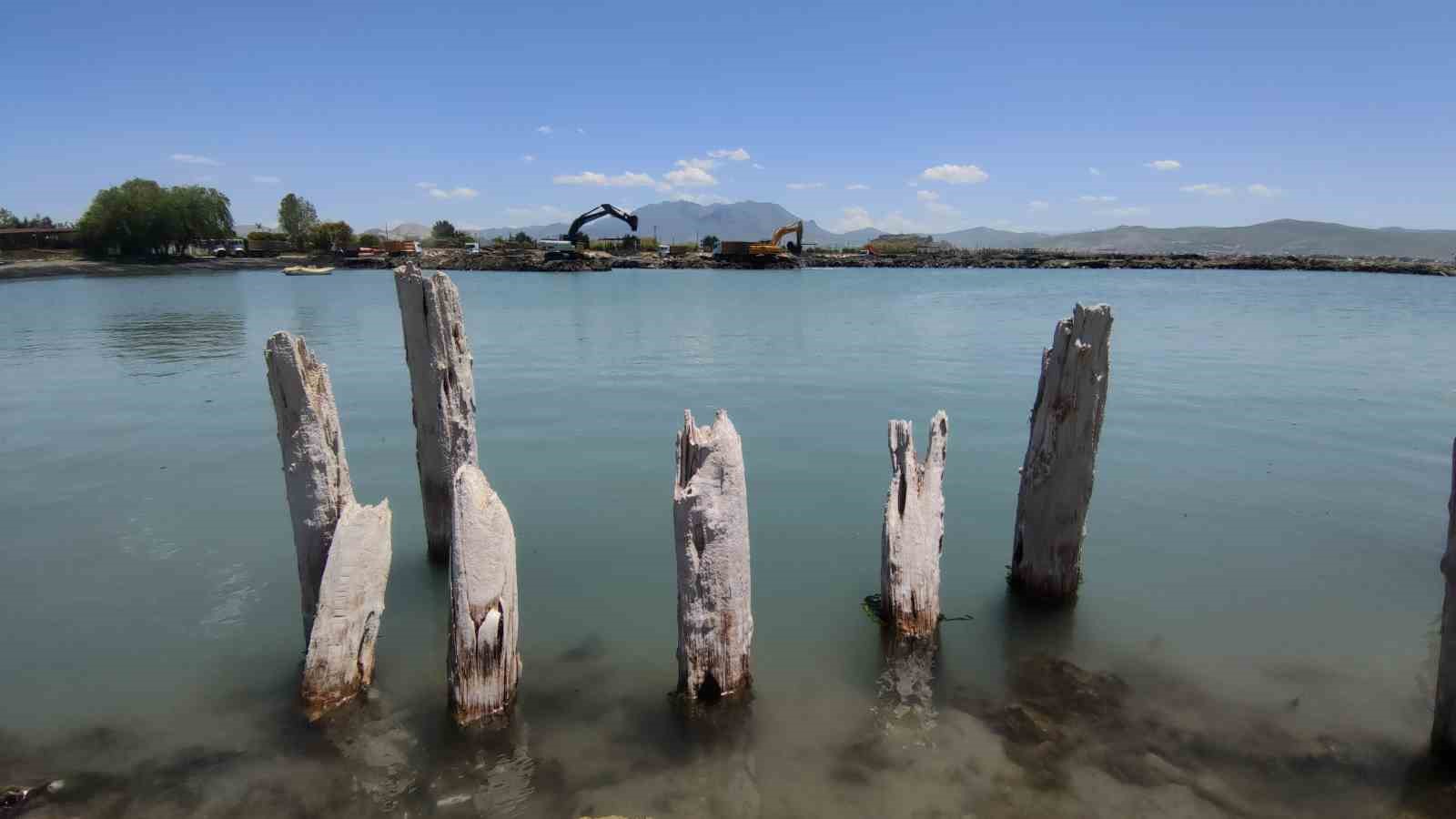 Van Gölü’nde balçık temizliği sonrası 100 yıllık iskele tamamen ortaya çıktı
