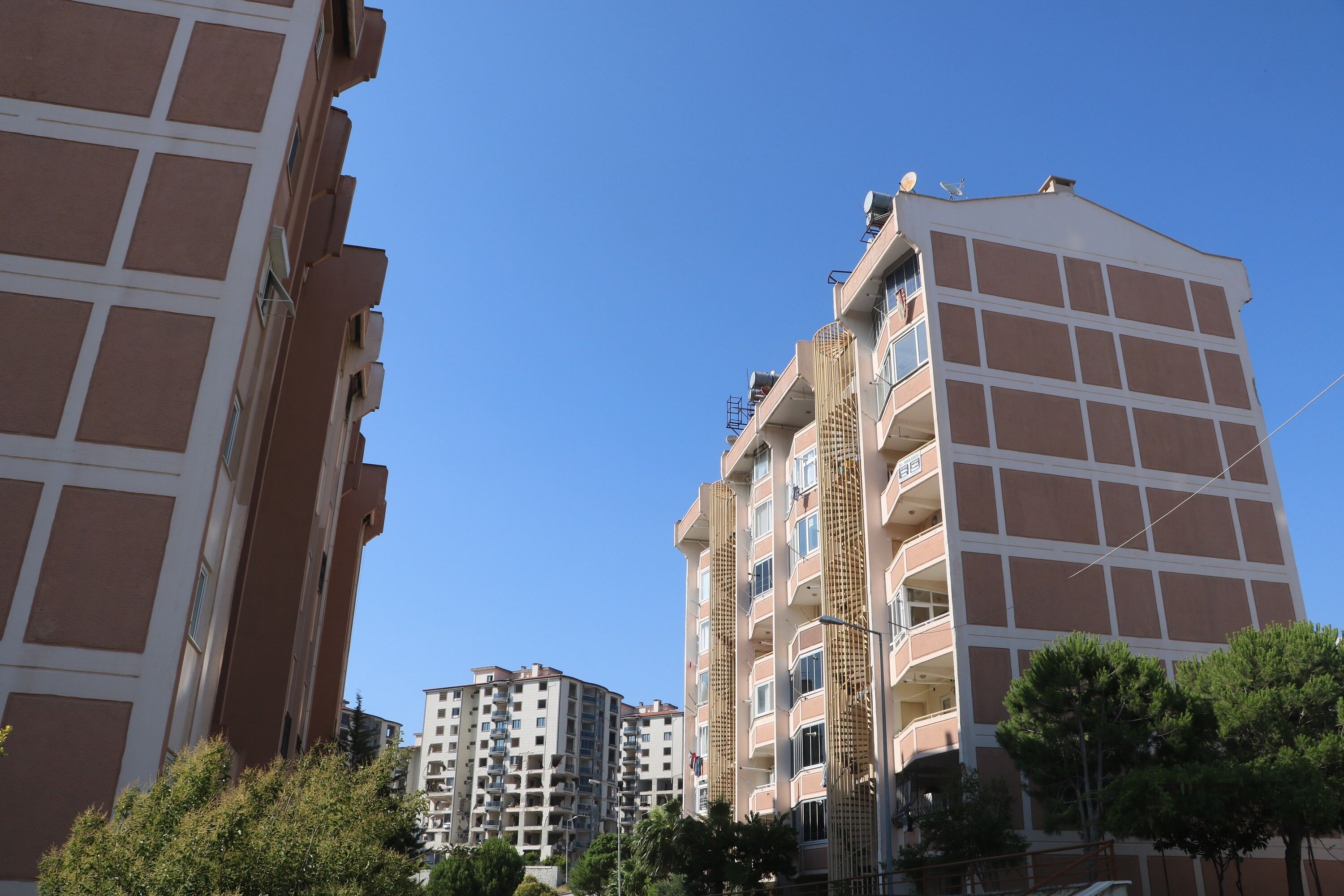 Enkaz kent Hatay’da, TOKİ sakinleri Kurban Bayramını evlerinde geçiriyorlar