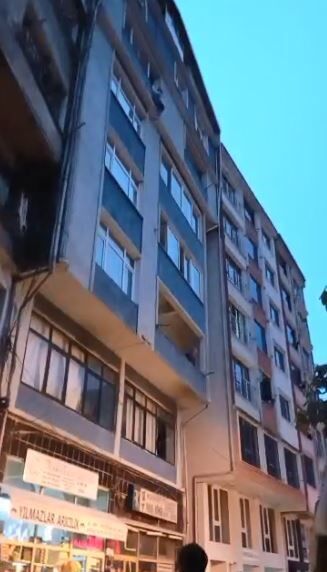 Balkonda çamaşır asarken sara krizine tutularak asılı kalan genç kızın babası yaşananları anlattı