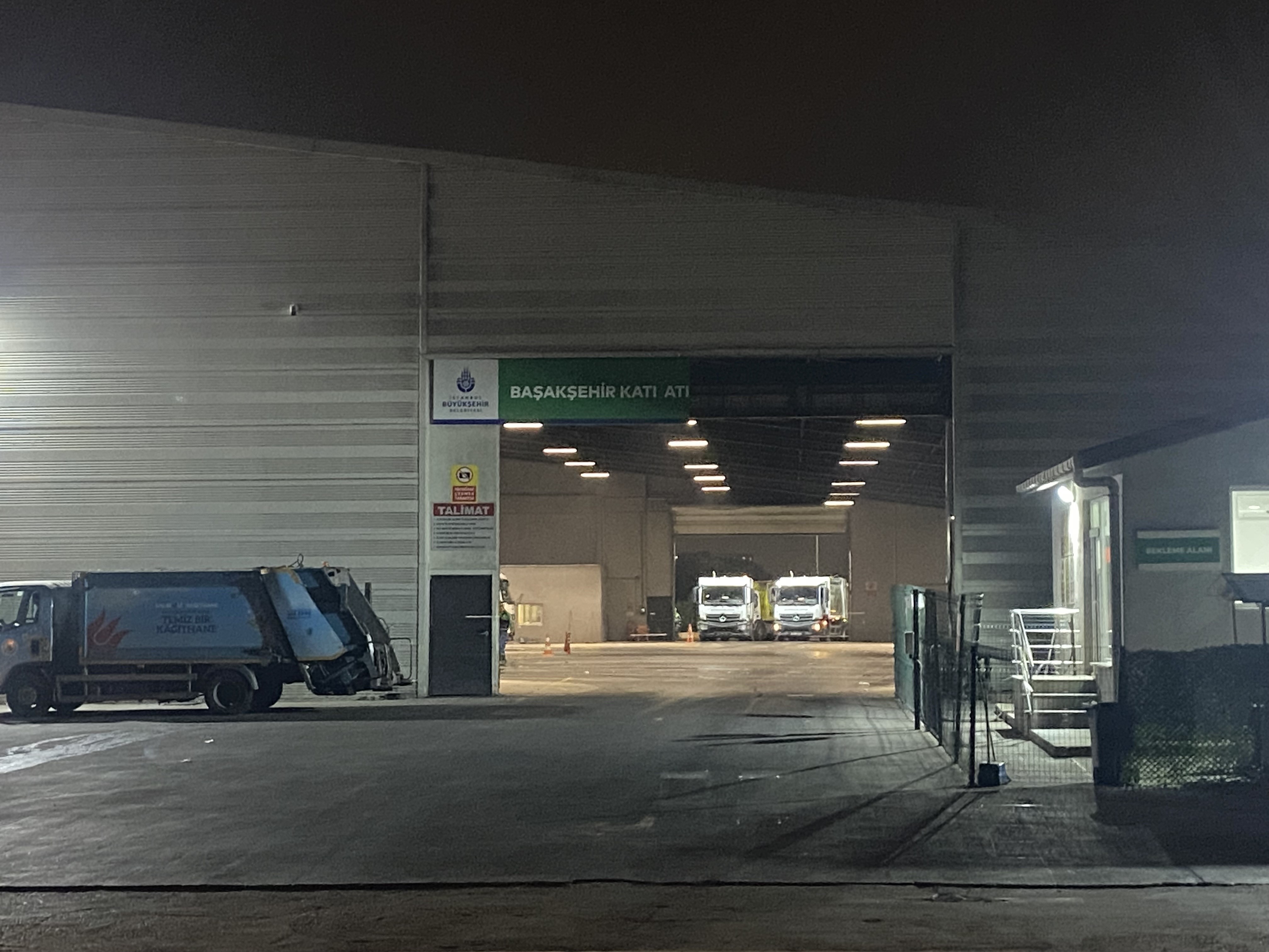 Başakşehir Katı Atık Aktarma Merkezi önündeki uzun kuyruk kamyon şoförlerini isyan ettirdi