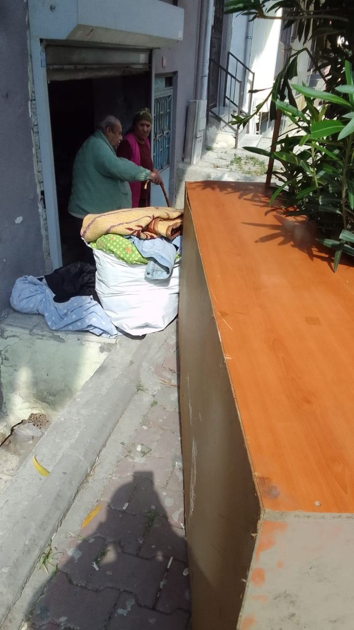 Sultangazi'de kardeşi sokağa atılan abla gözyaşlarını tutamadı