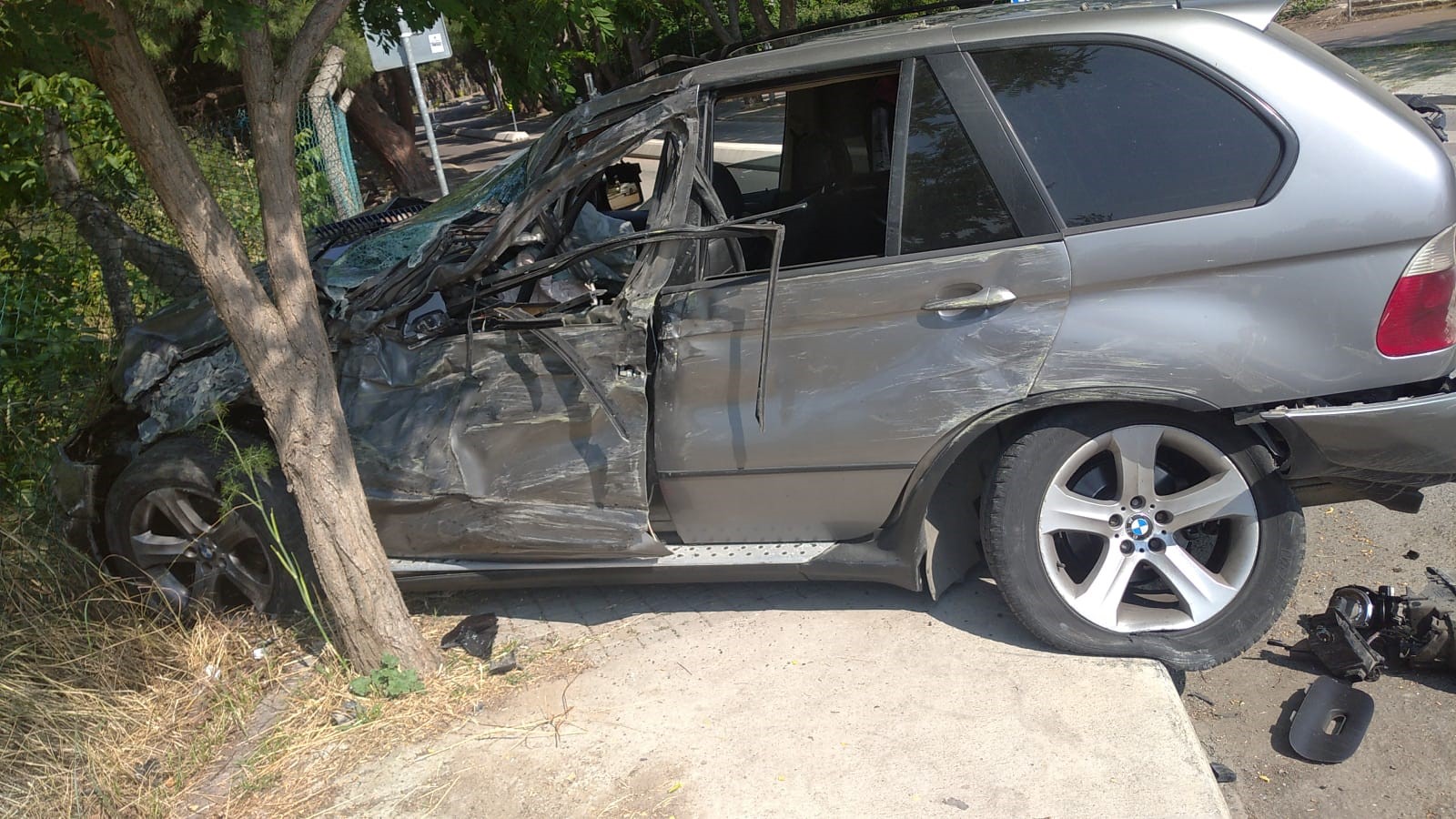 Pendik’te karşı yöne fırlayan cip ile İETT otobüsü çarpıştı: 4 yaralı