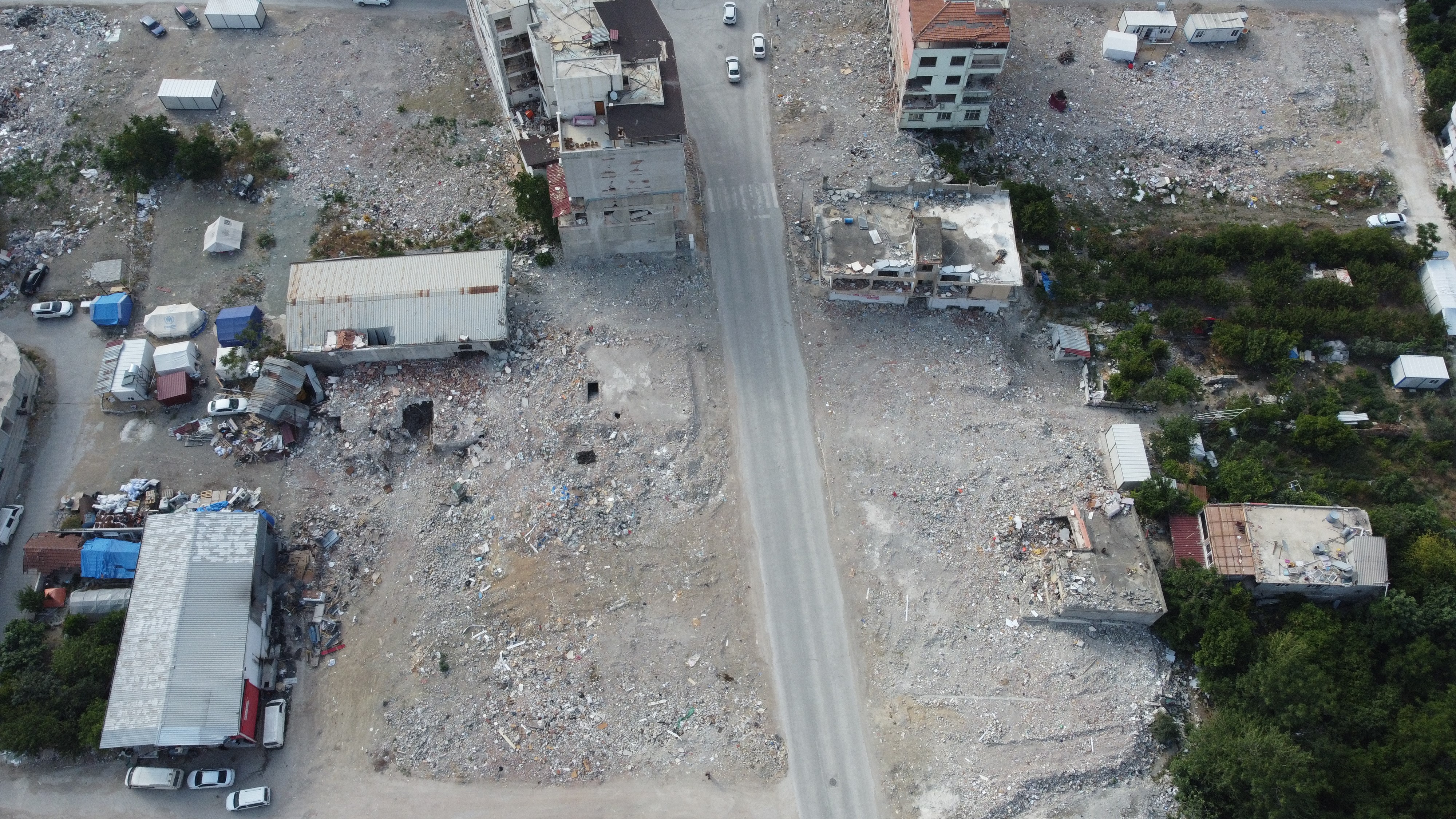 Samandağ'da binaların yerini boş meydanlar aldı