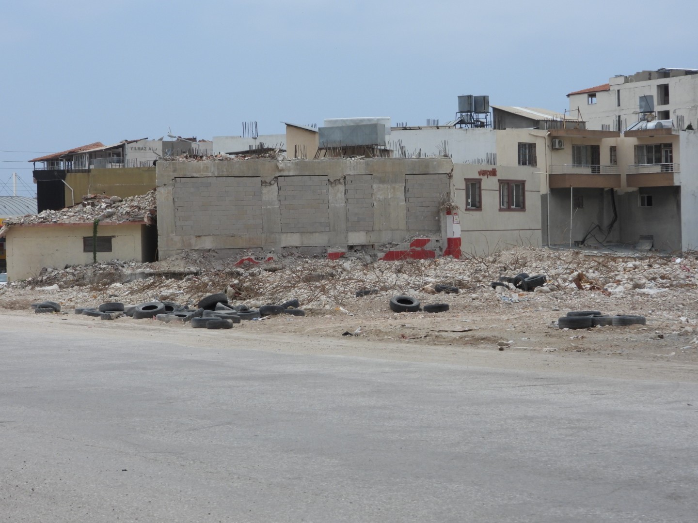 Samandağ'da binaların yerini boş meydanlar aldı