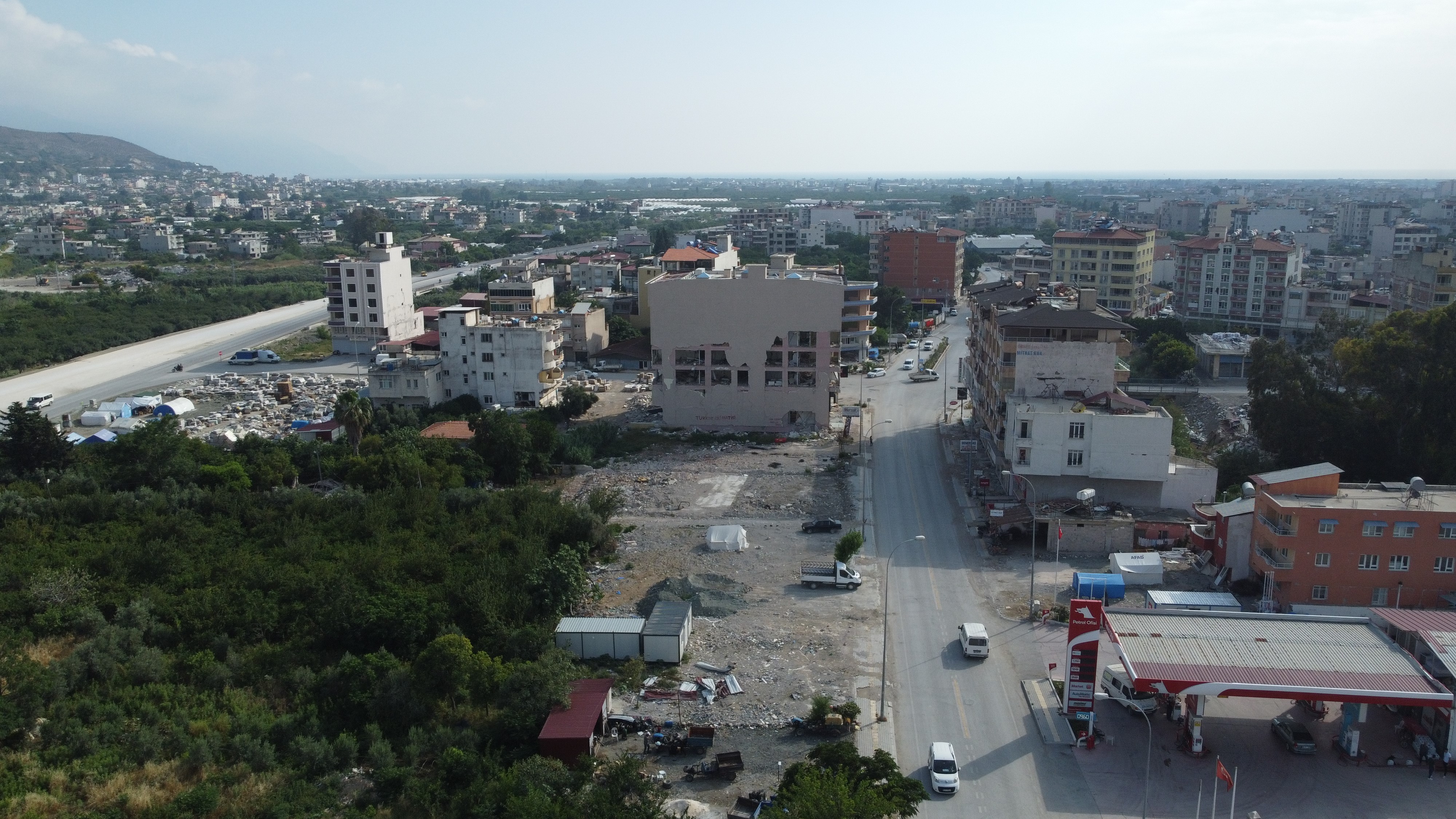Samandağ'da binaların yerini boş meydanlar aldı
