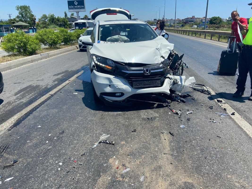 Kırmızı ışıkta yavaşlayan otomobillerin arasına daldı