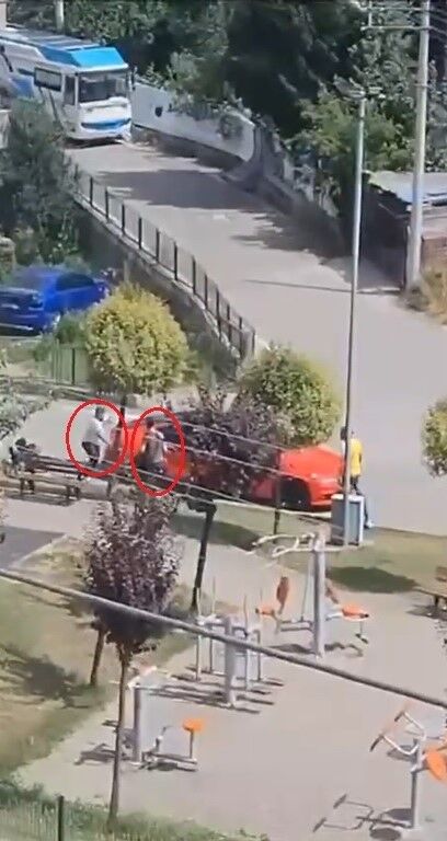 Çocuk parkında silahlı dehşet: O anlar kamerada