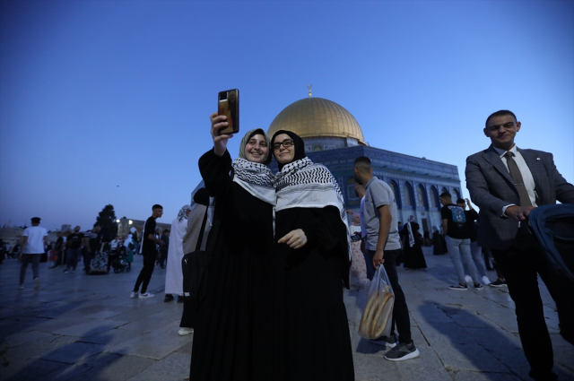 Mescid-i Aksa'da 100 bin kişilik bayram namazı