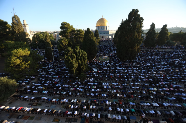 Mescid-i Aksa'da 100 bin kişilik bayram namazı