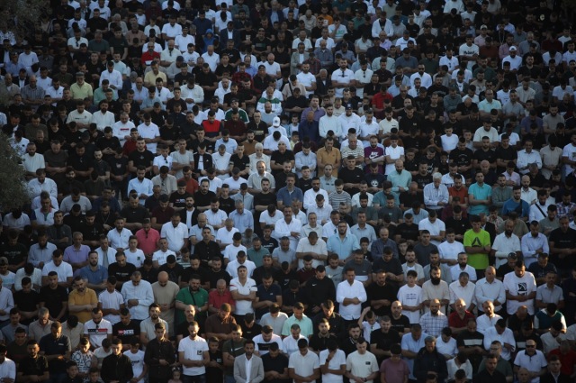 Mescid-i Aksa'da 100 bin kişilik bayram namazı