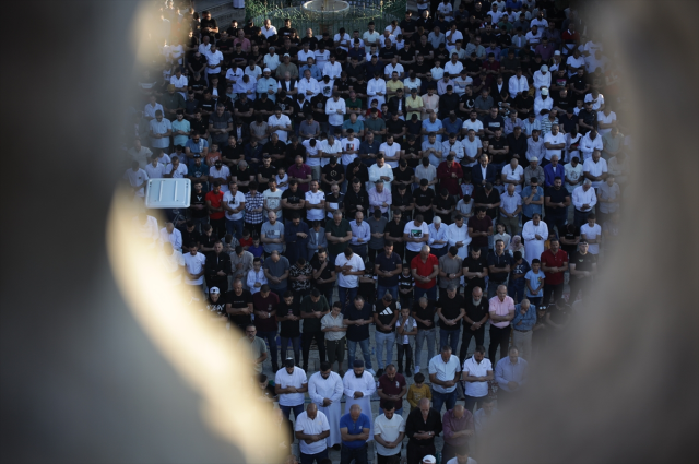 Mescid-i Aksa'da 100 bin kişilik bayram namazı